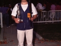 Tirador de tiro al plato con un trofeo