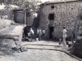 Personas trabajando en la extinción del incendio de un caserío del barrio de Araotz
