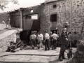Personas trabajando en la extinción del incendio de un caserío del barrio de Araotz
