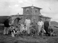 Grupo de montañeros delante del refugio de Gorla