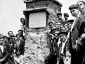 Grupo de montañeros junto al monumento