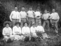 Grupo de campesinos y campesinas de Eibar con las azadas