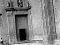 "Eibar. Una de las 3 puertas de la entrada de la Iglesia parroquial"