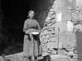 Campesina en la puerta del caserío Ojanguren