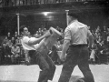 Florencio Sarasua levantando la piedra cilíndrica de 112 kg en el frontón Astelena de Eibar