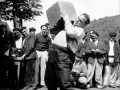 Txomin (Domingo Cenarruzabeitia) levantando la piedra cúbica de 10 arrobas en Arrate (Eibar)