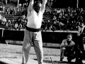 Txomin 110 kg-ko berunezko blokea altxatuta duela