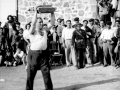 Txomin (Domingo Zenarruzabeitia) pultsularia berunezko blokea altxatuta duela