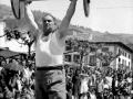 Txomin (Domingo Zenarruzabeitia) pultsularia pisuak altxatzen, Eibarko plazan