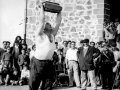 Txomin (Domingo Zenarruzabeitia) pultsularia berunezko blokea altxatuta duela