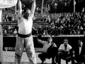 Txomin 110 kg-ko berunezko blokea altxatuta duela