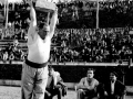 Txomin 110 kg-ko berunezko blokea altxatuta duela
