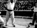 Txomin 110 kg-ko berunezko blokea altxatuta duela