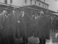 "Don Ramiro Maeztu a la llegada a Eibar rodeado del doctor Madinabeitia, don Eulogio Urréjola y Aquilino Amuategui"