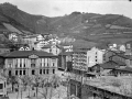 "Eibar. Vista parcial con el Ayuntamiento y con las nuevas casas de Mekola"