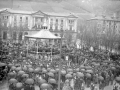 "Eibar. Plaza de Unzaga durante el concierto por la Banda La Marcial y el Ayuntamiento al fondo"