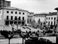 "Elgueta. Plaza del Alpinismo con el Ayuntamiento al fondo"