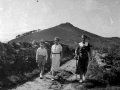 Mujeres y niño en el camino de Mendizorrotz