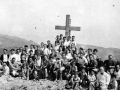 Grupo de montañeros en la cruz de Arno