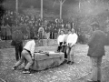 Cuatro hombres arrastrando una piedra en el probadero Soarte de Elgoibar