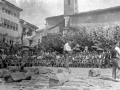 Aizkolaris en la plaza de las escuelas de Elgoibar