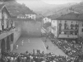 Partido de pelota en el frontón de Elgoibar durante las fiestas de San Bartolomé