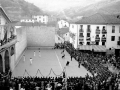 Partido de pelota en el frontón de Elgoibar durante las fiestas de San Bartolomé