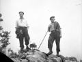 Montañeros en la cumbre de Aranguren