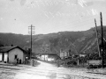 Paso del ferrocarril junto a la "Caseta" de los ferroviarios de Legorreta