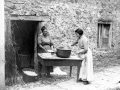 Dos mujeres haciendo bizcochos