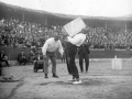 Aritza levantando la piedra rectangular de 15 arrobas (187,5 kg)