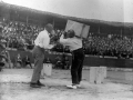 Aritza en una de las alzadas con la piedra rectangular de 15 arrobas (187,5 kg)