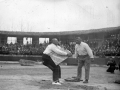 Aritza levantando la piedra rectangular de 15 arrobas (187,5 kg)