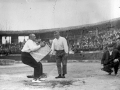 Aritza levantando la piedra rectangular de 15 arrobas (187,5 kg)