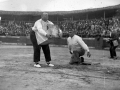 Aritza levantando la piedra rectangular de 15 arrobas (187,5 kg)