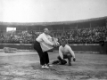 Aritza levantando la piedra rectangular de 15 arrobas (187,5 kg)