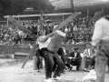 Aritza (Pedro María Churruca) levantando la piedra cilíndrica en la plaza de toros de Eibar