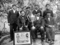 Aritza con la copa y diploma, rodeado de amigos