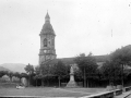 Estatua de Iparraguirre en la plaza y la iglesia