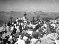 "Ernio. Los romeros en la cumbre de Ernio durante la tradicional visita a las cruces con motivo de la fiesta de S. Juan Txiki a la acuden miles de devotos"