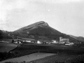 Vista general de Aizarna con el monte Ertxiña al fondo