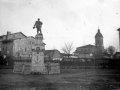 Estatua de Miguel López de Legazpi y la iglesia