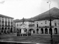 "Zumarraga. La Plaza y el Ayuntamiento y la estatua de Legazpi"