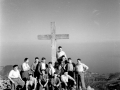 Grupo de montañeros en la cruz de Arno