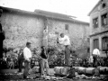 Concurso de aizkolaris entre un aizkolari de Mendaro contra dos de Azkoitia en la plaza de las escuelas de Elgoibar