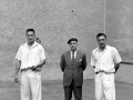 Los pelotaris Miguel Gallastegui y Mariano Lazcano con José Lopetegui en el frontón Astelena de Eibar