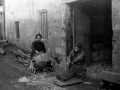 Dos mujeres haciendo cestos en Urnieta