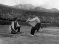 Arteondo levantando la piedra rectangular de 15 arrobas (187,5 kg)