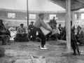 Arteondo (Víctor Zabala) levantando la piedra rectangular de 15 arrobas en la plaza de toros de Eibar