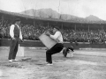 Arteondo levantando la piedra rectangular de 15 arrobas (187,5 kg)